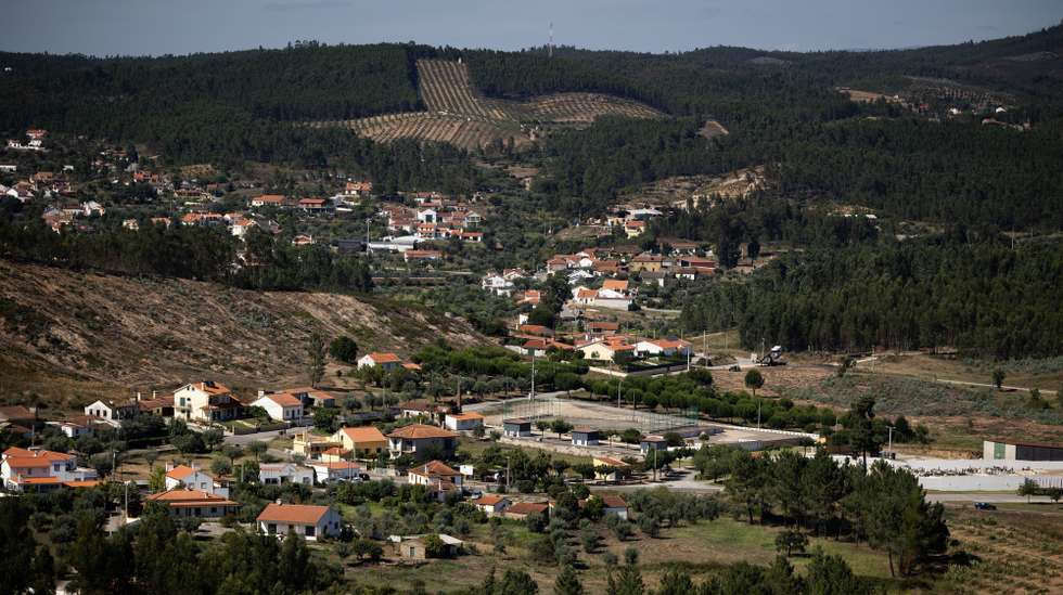Aldeia do Sardoal, onde os eucaliptos e pinheiros estão a ser substituídos, nas aldeias do concelho, distrito de Santarém, por oliveiras e medronheiros, espécies mais eficazes na contenção dos incêndios, alterando a paisagem e, de caminho, também “a questão cultural” no âmbito do projeto Aldeias Seguras, no Sardoal, 08 de julho de 2024. Criado em 2018, o programa “Aldeia Segura” propõe estratégias de proteção dos aglomerados populacionais em caso de incêndios rurais e é executado no terreno por câmaras municipais, juntas de freguesia e Autoridade Nacional de Emergência e Proteção Civil. (ACOMPANHA TEXTO DA LUSA DO DIA 13 DE JULHO DE 2024). JOSÉ SENA GOULÃO/LUSA