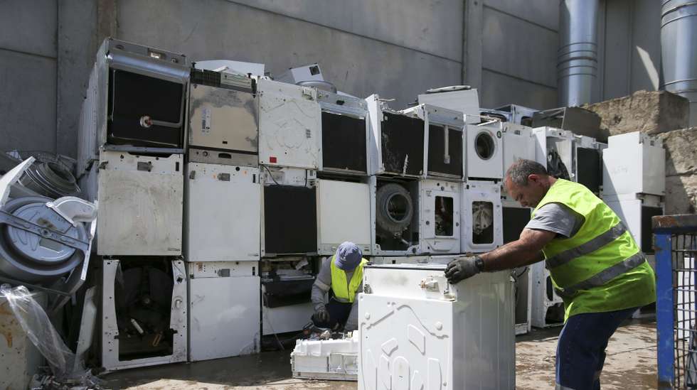 Um trabalhador de um centro de gestão e reciclagem de resíduos procede à triagem dos vários componentes de eletrodomésticos, Santo Antão do Tojal, 16 de maio de 2016. Hoje assinala-se o Dia Internacional da Reciclagem e a Quercus sublinha que, apesar de ter existido uma evolução "muito grande" nos últimos anos, há ainda várias questões para as quais o Estado "tem de dar uma resposta urgente". (ACOMPANHA TEXTO DE 17/05/2016)  INÁCIO ROSA/LUSA