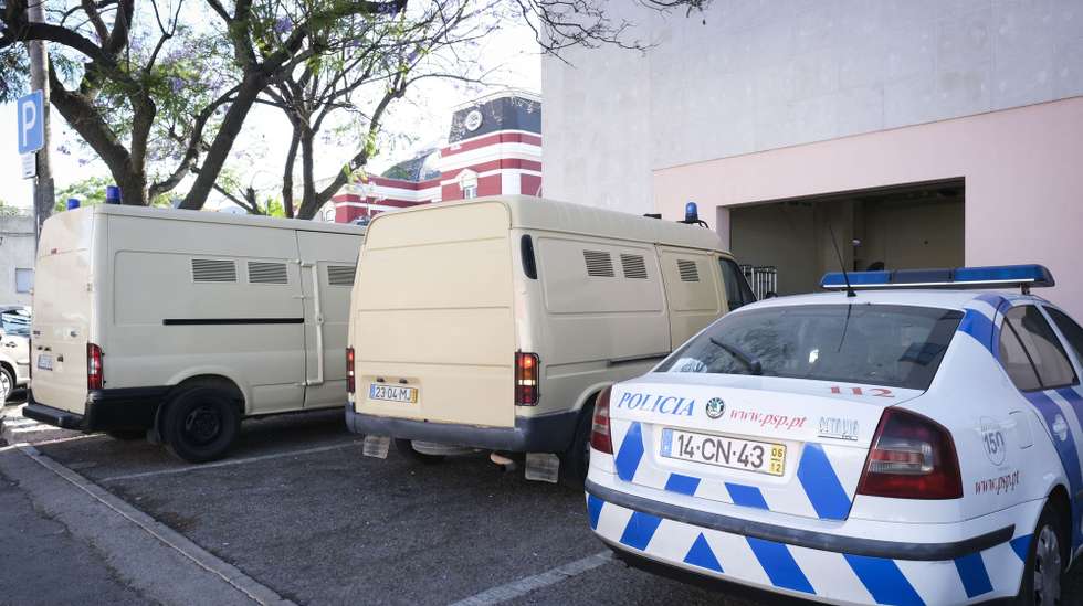 Carrinhas celulares e um veículo da PSP estacionados à entrada do Tribunal de Setúbal, onde hoje se inicia a primeira sessão do julgamento do "Caso Jéssica", com cinco pessoas acusadas de envolvimento no homicídio de uma menina de 3 anos, ocorrido em 20 de junho de 2022, alegadamente devido a uma dívida da mãe por práticas de bruxaria, em Setúbal, 05 de junho de 2023. A vítima, Jéssica, morreu devido aos maus-tratos que lhe foram infligidos durante os vários dias que esteve ao cuidado de uma suposta ama. RUI MINDERICO/LUSA