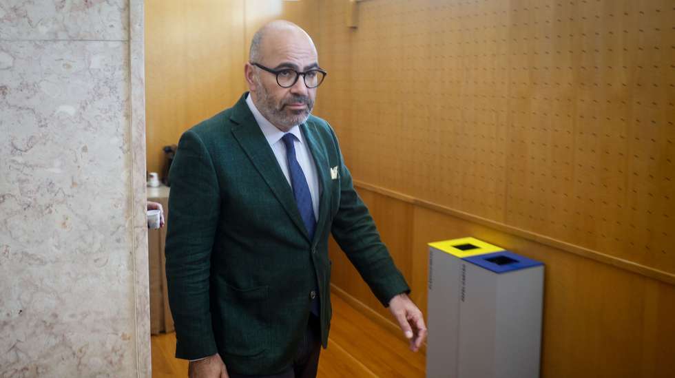 O ministro das Infraestruturas e Habitação, Miguel Pinto Luz, à chegada para a sua audição, na Assembleia da República, em Lisboa, 24 de julho de 2024. ANTÓNIO PEDRO SANTOS/LUSA