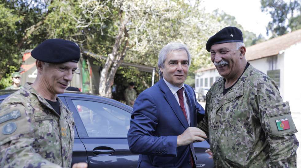 O ministro da Defesa Nacional, Nuno Melo (C), acompanhado pelo Chefe do Estado-Maior-General das Forças Armadas, general José Nunes da Fonseca (E), e pelo Vice-Chefe do Estado-Maior do Exército, Tenente-General Paulo Emanuel Maia Pereira (D), visita capacidades militares para vigilância, deteção e apoio ao combate de incêndios rurais, Marinha Grande, 30 de julho dee2024. As capacidades militares das Forças Armadas são empenhadas diariamente para conduzir operações no âmbito dos incêndios rurais, enquadradas pelo Plano de Apoio ao Dispositivo Especial de Combate a Incêndios Rurais, pelo Plano de Apoio à Diretiva Integrada de Vigilância e Deteção de Incêndios Rurais e pelos Protocolos com o ICNF (Instituto da Conservação da Natureza e das Florestas) e com autarquias locais, de acordo com as solicitações emanadas pelas entidades apoiadas. PAULO CUNHA/LUSA