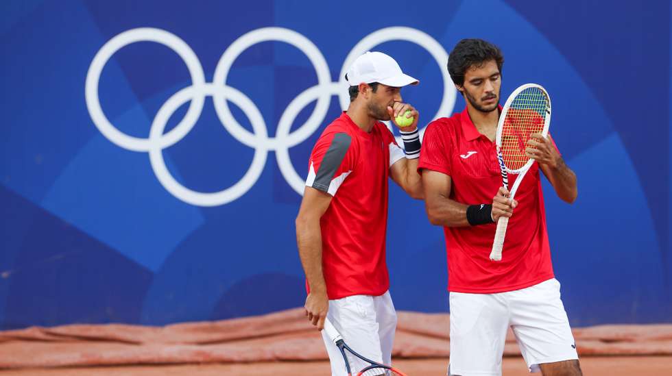 Os tenistas portugueses Francisco Cabral (D) e Nuno Borges (E), festejam a vitória no final da partida frente aos gregos Petros Tsitsipas e Stefanos Tsitsipas (ausentes da fotografia), a contar para os Jogos Olímpicos de Paris, em Paris, França, 28 de julho de 2024. JOSÉ SENA GOULÃO/LUSA