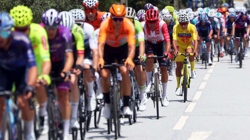 epa11510127 Portuguese rider Afonso Eulalio (R) (ABTF - Feirense) in action during the fifth stage of the 85th Portugal Cycling Tour over 176,8 Km, between Penedono and Braganca, Portugal, 30 July 2024.  EPA/NUNO VEIGA