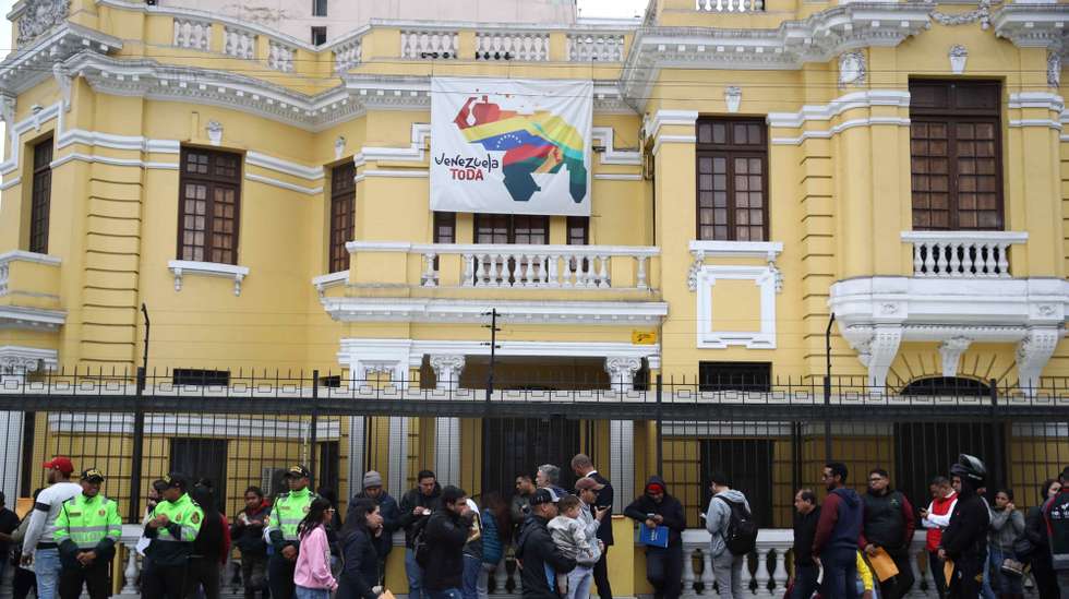 epa11510615 Venezuelans go to their country's embassy after the Peruvian government announced the expulsion of accredited Venezuelan diplomats, in the city of Lima, Peru, July 30, 2024. Peruvian Foreign Minister Javier Gonzalez-Olaechea said on 30 July that the Peruvian government recognized opposition candidate Edmundo Gonzalez Urrutia as president-elect of Venezuela following the elections of 28 July. The Venezuelan National Electoral Council (CNE) proclaimed current president Nicolas Maduro was re-elected president with 51.2 percent of the votes.  EPA/Paolo Aguilar