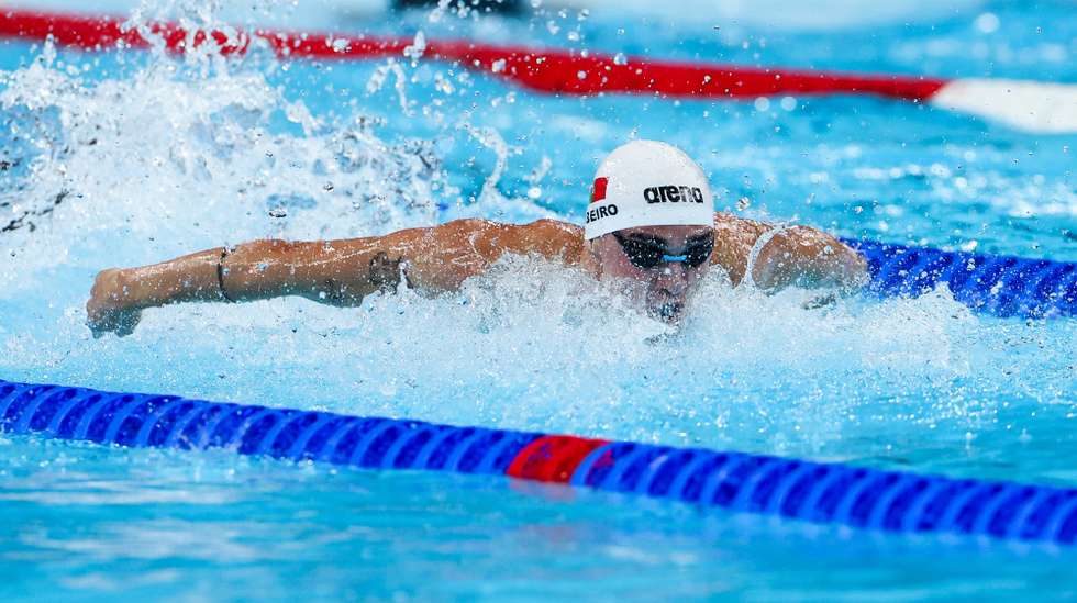 O nadador português Diogo Ribeiro, durante a eliminatória da prova dos 100 metros mariposa livres, nos Jogos Olímpicos de Paris, em Paris, França, 02 de agosto de 2024. JOSÉ SENA GOULÃO/LUSA