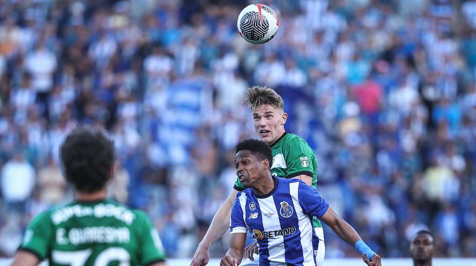 FC Porto Wendell (L) in action against Sporting CP Viktor Gyokeres (R) during the Portuguese Soccer Cup final match between FC Porto and Sporting CP at Jamor Nacional stadium in Oeiras, outskirts Lisbon, Portugal, 26 May 2024. RODRIGO ANTUNES/LUSA