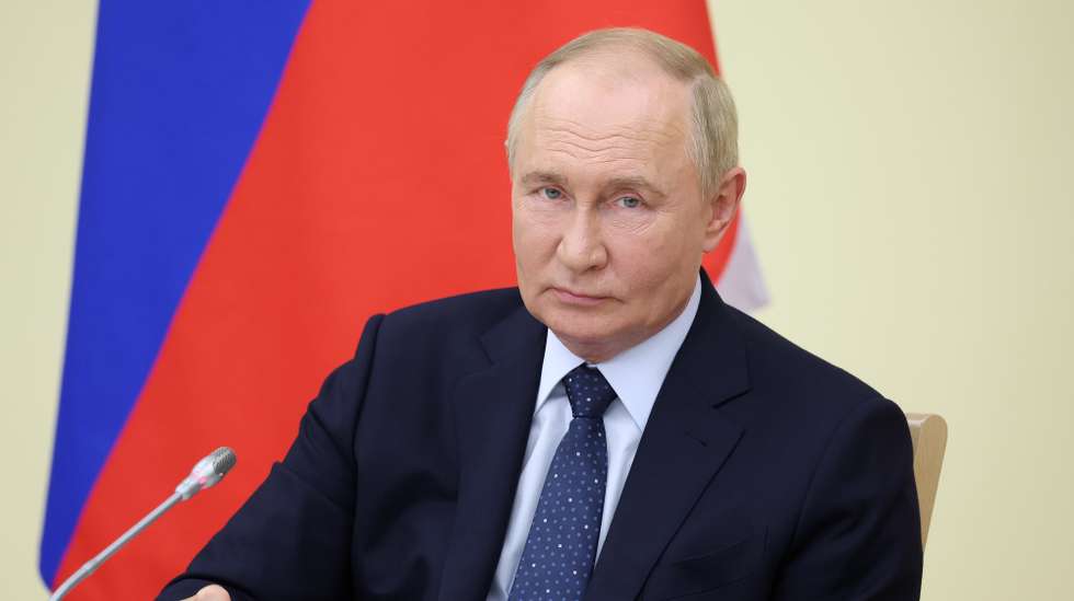 epa11533805 Russian President Vladimir Putin holds a meeting with members of the government at the Novo-Ogaryovo state residence, outside Moscow, Russia, 07 August 2024. Vladimir Putin called Ukraine's shelling of the Kursk region a large-scale provocation and said he would discuss these issues with the heads of security agencies and the General Staff.  EPA/VALERIY SHARIFULIN / SPUTNIK / KREMLIN POOL MANDATORY CREDIT