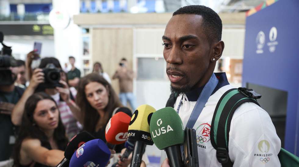 O atleta Pedro Pichardo à chegada ao Aeroporto Humberto Delgado, em Lisboa, após ter conquistado a medalha de prata no triplo salto nos Jogos Olímpicos Paris2024. 11 de agosto de 2024. MIGUEL A. LOPES/LUSA