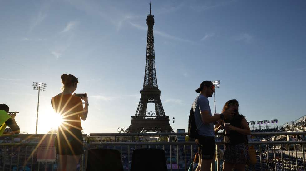 epa11543765 People wait for the beginning of the Men's gold medal match in the Beach Volleyball competitions in the Paris 2024 Olympic Games, at the Eiffel Tower in Paris, France, 10 August 2024.  EPA/TOLGA AKMEN