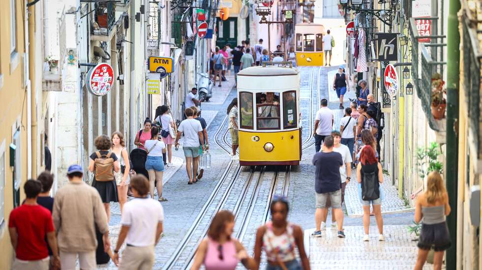 Turistas passeiam junto ao elevador da Bica, em Lisboa, 06 de agosto de 2024. Baixa. Turismo. Bica. Ascensor. ANTÓNIO PEDRO SANTOS/LUSA