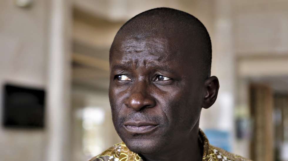 Manuel de Araújo, reeleito autarca moçambicano de Quelimane, na Zambézia, centro de Moçambique, posa para a fotografia durante uma entrevista à agência Lusa em Maputo, Moçambique, 18 de janeiro de 2024. O autarca admitiu hoje concorrer à liderança da Resistência Nacional Moçambicana (Renamo) se não tiver “respostas” dos candidatos aos problemas do país e que Ossufo Momade, atual presidente só com “uma metamorfose” pode continuar. LUÍSA NHANTUMBO/LUSA