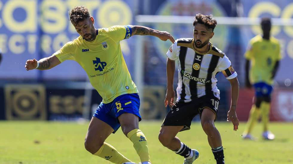 O jogador do Arouca David Simão (E) disputa a bola com André Esteves jogador do Nacional durante o jogo da Primeira Liga de Futebol, no estádio Municipal de Arouca, 25 de agosto de 2024. JOSÉ COELHO/LUSA