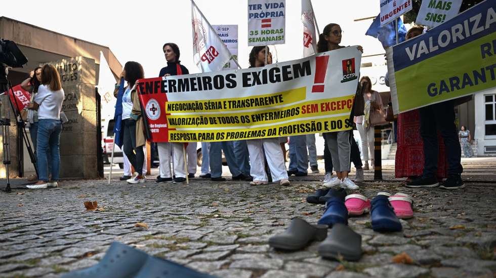 Enfermeiros do Instituto Português de Oncologia (IPO) do Porto concentram-se junto às instalações hospitalares, durante a greve convocada pelo Sindicato dos Enfermeiros Portugueses (SEP), Porto, 28 de agosto de 2024. Os enferrmeiros exigem o estabelecimento de contratos sem termo com todos os profissionais detentores de contrato a termo (certo e incerto).  FERNANDO VELUDO/LUSA