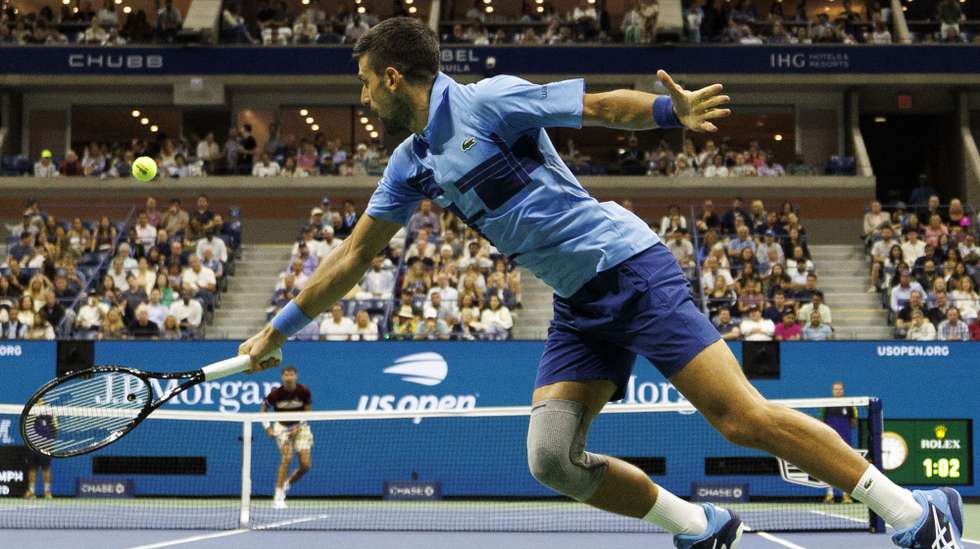 epa11574677 Novak Djokovic of Serbia in action against Alexei Popyrin of Australia, during their third round match of the US Open Tennis Championships at the USTA Billie Jean King National Tennis Center in Flushing Meadows, New York, USA, 30 August 2024. The US Open tournament runs from 26 August through 08 September.  EPA/CJ GUNTHER