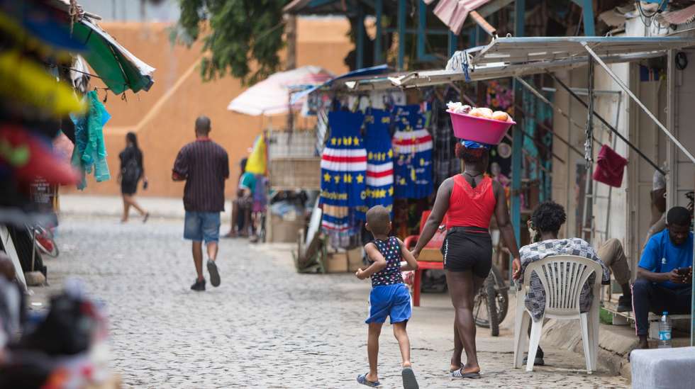 Sucupira, o principal mercado da Praia, Cabo Verde, onde muitas crianças praticamente nascem e crescem acompanhando as mães no seu dia-a-dia de trabalho, Cidade da Praia, Cabo Verde, 14 de agosto de 2024. (ACOMPANHA TEXTO DE 17-08-2024) ELTON MONTEIRO/LUSA