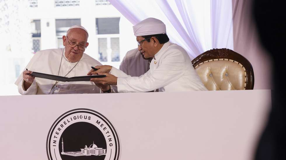 epa11585734 Pope Francis (L) and the Grand Imam of Istiqlal Mosque Nasaruddin Umar (R) attend an inter-religious meeting at the Istiqlal Mosque in Jakarta, Indonesia, 05 September 2024. Pope Francis is on an apostolic visit to the Muslim-majority country of Indonesia from 03 to 06 September, as part of his 12-day trip to the Asia-Pacific region, which includes stops in Papua New Guinea, East Timor, and Singapore.  EPA/Ajeng Dinar Ulfiana / POOL