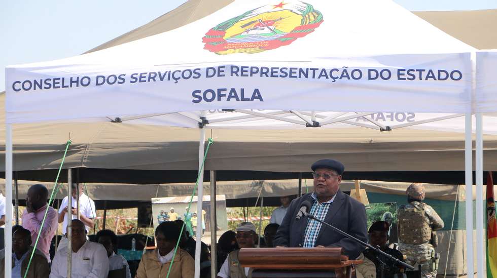 O presidente do principal partido da oposição de Moçambique, Resistência Nacional Moçambicana (Renamo), Ossufo Momade, discursa durante a cerimónia de encerramento da última base do braço armado da Renamo, na serra da Gorongosa, centro do país, Moçambique, 15 de junho de 2023. ANDRÉ CATUEIRA/LUSA