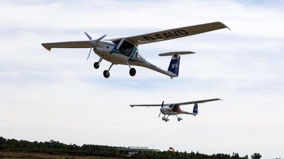 O avião Velis Electro da Pipistrel (E), primeiro e até agora único avião 100% elétrico certificado na Europa e representado em Portugal em exclusivo pela IFA - International Flight Academy., durante o voo de apresentação, no Aeródromo Municipal de Viseu. O avião vai ser usado para formação de alunos do curso de pilotos pela IFA e tem uma autonomia de voo de 50 minutos, Viseu, 11 de setembro de 2024. PAULO NOVAIS/LUSA