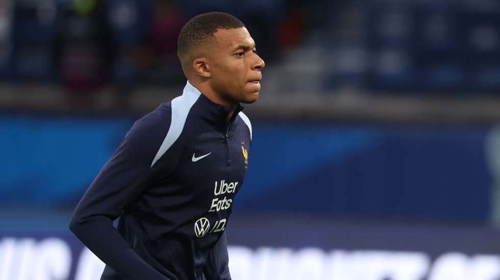 epa11590095 Kylian Mbappe of France warms up ahead of the UEFA Nations League group B soccer match between France and Italy in Paris, France, 06 September 2024.  EPA/MOHAMMED BADRA