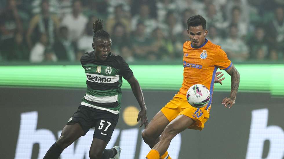 Sporting CP player Geovany Quenda (L) vies for the ball with FC Porto player Wenderson Galeno (R) during the Portuguese First League soccer match between Sporting CP and FC Porto at Alvalade Stadium in Lisbon, Portugal, 31 August 2024. MIGUEL A. LOPES/LUSA