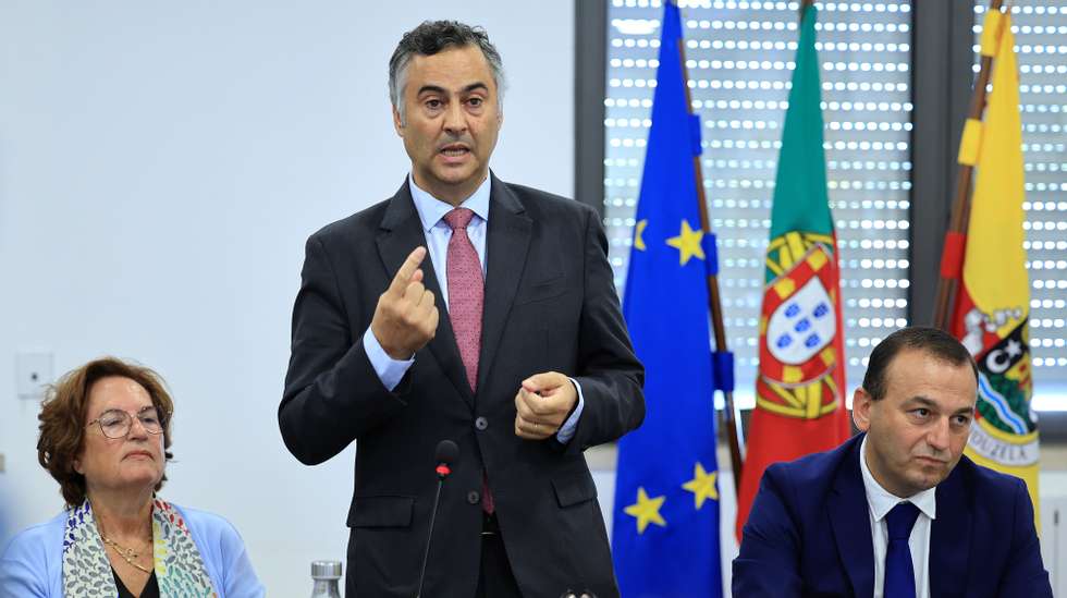 O ministro da Educação, Ciência e Inovação, Fernando Alexandre (C), acompanhado por Isabel Damasceno, presidente da Comissão de Coordenação e Desenvolvimento Regional do Centro (E) e por Carlos Oliveira, presidente da Câmara Municipal de Vouzela (D), discursa durante a visita à Escola Secundária de Vouzela, 13 de setembro de 2024. ESTELA SILVA/LUSA