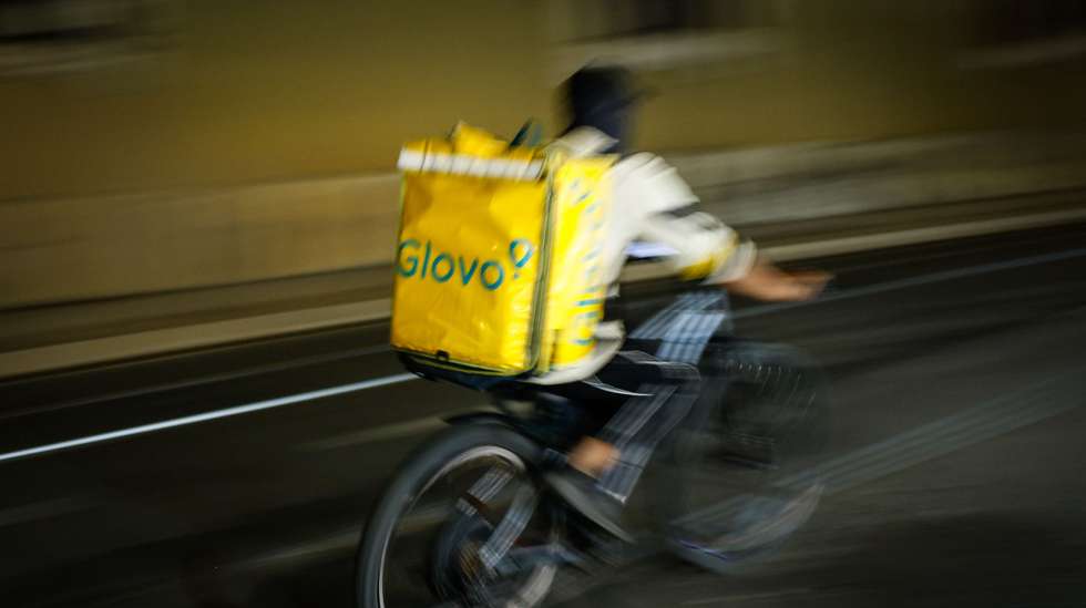 Um motorista da Glovo passa na Baixa, em Lisboa, 07 de agosto de 2024. Estafeta. Bicicleta. Restauração. ANTÓNIO PEDRO SANTOS/LUSA