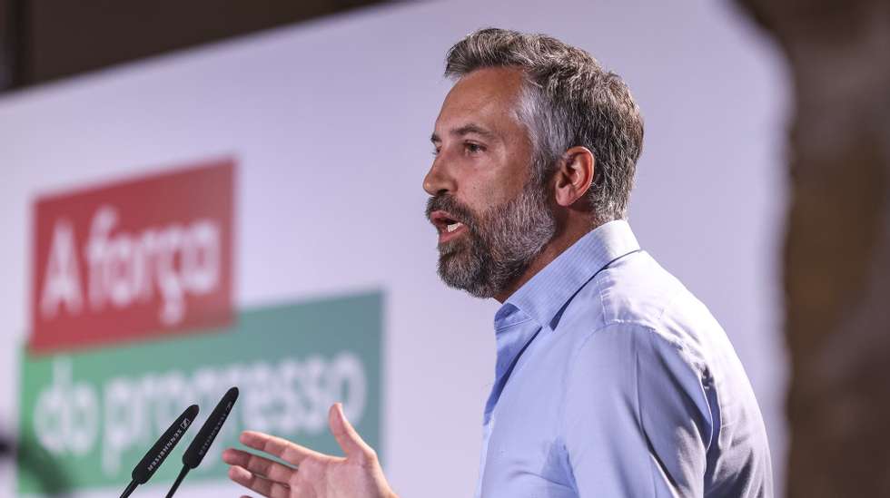 O secretário-geral do Partido Socialista (PS), Pedro Nuno Santos, durante a intervenção na abertura da reunião da Comissão Política Nacional do PS para análise da situação política do país e a apreciação e votação do Relatório e Contas 2023, no Convento de São Francisco, em Coimbra, 14 de setembro de 2024. PAULO NOVAIS/LUSA