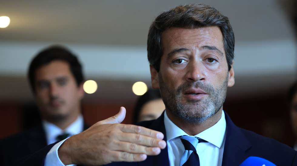 O presidente do Chega, André Ventura fala com a comunicação social durante o almoço/comício de encerramento da IV Academia Política, em São Pedro do Sul, 15 de setembro de 2024. ESTELA SILVA/LUSA