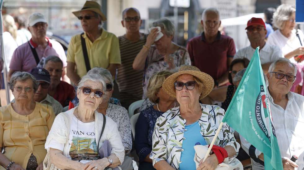 Reformados, pensionistas e idosos, manifestam-se durante um protesto do MURPI "Reformados Não calam!", pela exigência de rede pública de equipamentos sociais, a par de uma verdadeira Rede de Cuidados Continuados, em Lisboa, 06 de julho de 2023. ANTÓNIO PEDRO SANTOS/LUSA