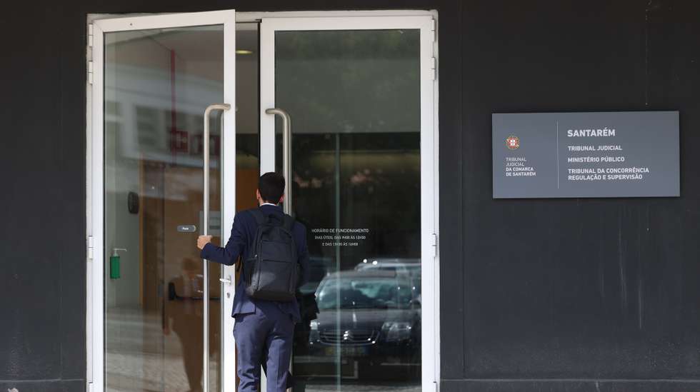 Advogados ligados ao caso movido pela Autoridade da Concorrência (AdC) à entrada do Tribunal da Concorrência, Regulação e Supervisão, onde irá decorrer a leitura da sentença no caso movido pela AdC contra mais de uma dezena de bancos em Portugal, depois da consulta junto de um tribunal europeu que deu razão ao regulador, em Santarém, 20 de setembro de 2024. TIAGO PETINGA/LUSA