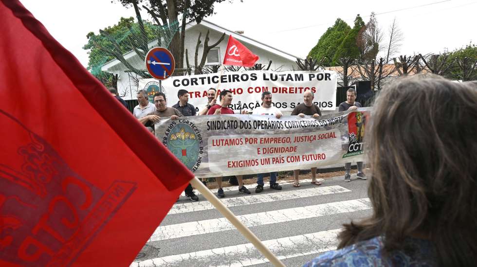 Concentração de trabalhadores no último dia da greve nacional do setor da cortiça, convocada pela FEVICCOM - Federação Portuguesa dos Sindicatos da Construção, Cerâmica e Vidro pelo "aumento digno do salário e do subsídio de refeição", com a presença do secretário-geral da CGTP-IN Tiago Oliveira, que se realizou junto ao edifício da Amorim Holding em Mozelos, Santa Maria da Feira, 31 de julho de 2024. FERNANDO VELUDO/LUSA