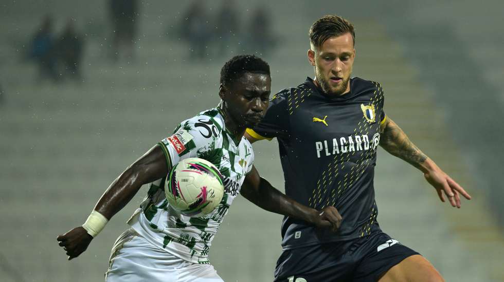 O jogador do Moreirense Luís Asué (E), disputa a bola com o jogador do Famalicão, Justin de Haas, durante o jogo da 6ª jornada da I Liga de futebol, realizado no estádio Comendador Joaquim de Almeida Freitas, em Moreira de Cónegos, Guimarães. 21 de setembro de 2024. FERNANDO VELUDO/LUSA
