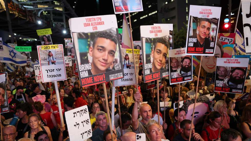epa11618013 Families of Israeli hostages held by Hamas in Gaza and their supporters march during a protest calling for a ceasefire and for the release of Israeli hostages held by Hamas in Gaza, in Tel Aviv, Israel, 21 September 2024. According to the Israeli military, 101 Israeli hostages remain in captivity in the Gaza Strip, including the bodies of at least 33 confirmed dead by the IDF. Rallies in Israel have been critical of the Israeli government's handling of the crisis, demanding the immediate release of all hostages.  EPA/ABIR SULTAN