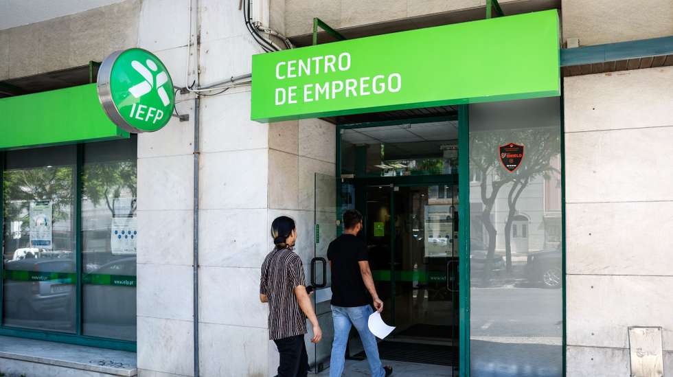 Dois homens à entrada para um Centro de Emprego, em Lisboa, 12 de agosto de 2024. Trabalho. Emprego. Desemprego. ANTÓNIO PEDRO SANTOS/LUSA