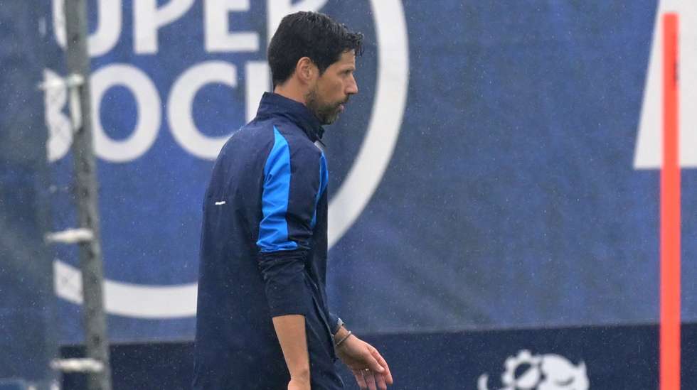 epa11622085 FC Porto's head coach Vitor Bruno leads a training session for the team at the Olival Training Center, in Vila Nova de Gaia, Portugal, 24 September 2024. FC Porto will face Bodo/Glimt on 25 September 2024 during the 2024-2025 UEFA Europa League tournament at the Aspmyra Stadion.  EPA/FERNANDO VELUDO