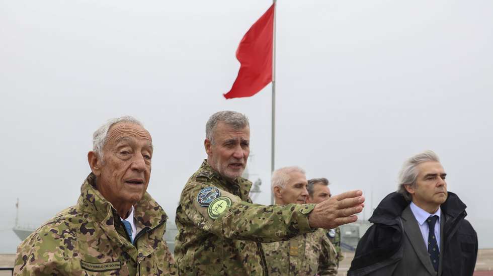 O Presidente da República, Marcelo Rebelo de Sousa (E), acompanhado pelo e ministro da Defesa Nacional, Nuno Melo (D), e pelo  Chefe do Estado-Maior da Armada, Almirante Gouveia e Melo, participa no Exercício Robotic Experimentation and Prototyping Augmented by Maritime Unmmanned Systems (REPMUS), o maior exercício de experimentação operacional de sistemas não tripulados (vulgo Drones) do Mundo que se está a realizar, uma vez mais, em Portugal, na Zona Livre Tecnológica Infante D. Henrique, até 27 de setembro, Setúbal, 25 de setembro de 2024.  TIAGO PETINGA/LUSA