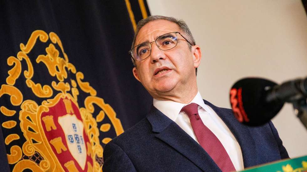 José Manuel Bolieiro, intervém após ter sido indigitado hoje como presidente do XIV Governo Regional dos Açores pelo representante da República para a Região Autónoma dos Açores, Pedro Catarino (ausente na fotografia), em Angra do Heroísmo, na ilha Terceira, Angra do Heroísmo, Açores, 20 de fevereiro de 2024. José Manuel Bolieiro, que lidera o executivo açoriano da coligação PSD/CDS/PPM, desde 2020, falava depois de ser indigitado pelo representante da República para a Região Autónoma dos Açores, Pedro Catarino, em Angra do Heroísmo, na ilha Terceira. ANTÓNIO ARAÚJO/LUSA