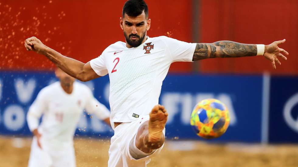 epa08036276 Rui Coimbra of Portugal in action during the 2019 FIFA Beach Soccer World Cup semifinal match between Japan and Portugal at Los Pynandi Stadium in Luque, Paraguay, 30 November 2019.  EPA/Nathalia Aguilar