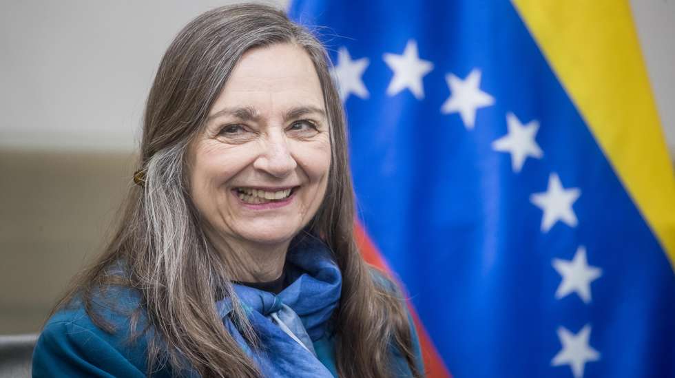 epa10963616 The Carter Center's senior advisor for Latin America, Jennie Lincoln, attends a meeting at the headquarters of the National Electoral Council (CNE), in Caracas, Venezuela 07 November 2023. The National Electoral Council (CNE) of Venezuela said this 07 November that it is open to international observation in electoral processes, but without "interference", during a meeting with representatives of the Carter Center, who have been in Caracas since Thursday to evaluate a possible visit of a technical mission for the 2024 presidential elections.  EPA/MIGUEL GUTIERREZ
