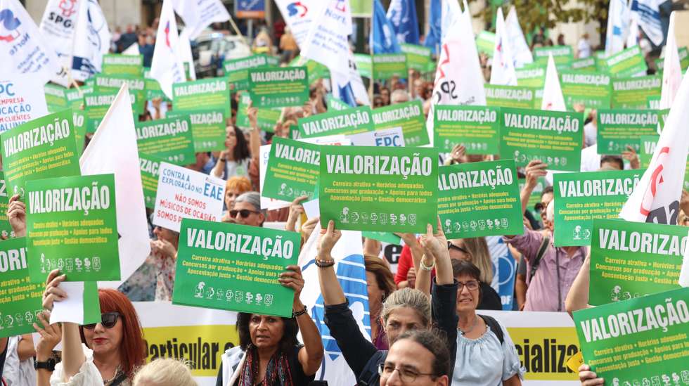 Professores protestam durante uma manifestação organizada pela Federação Nacional dos Professores (Fenprof), entre o Rossio e o Largo Camões, em Lisboa, 05 de outubro de 2024. Este ano, as organizações internacionais (UNESCO, UNICEF, OIT e Internacional de Educação) escolheram como lema "Dar voz aos Professores", uma mensagem dirigida a governos que, promovendo ou não processos ditos negociais, acabam por decidir de acordo com os seus interesses e intenções, ignorando as propostas apresentadas pelas suas organizações sindicais. ANTÓNIO PEDRO SANTOS/LUSA