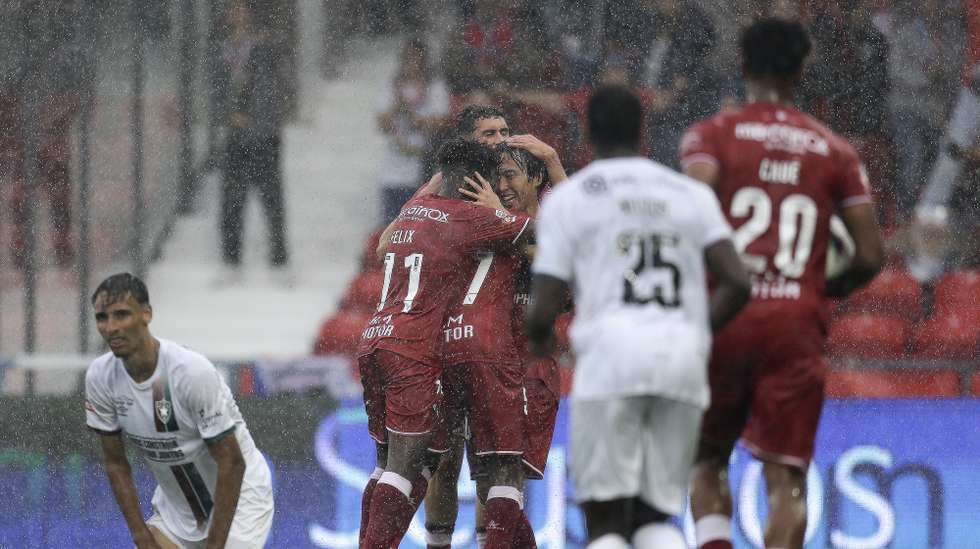 O jogador do Gil Vicente Fujimoto (C) festeja o golo obtido contra o Estrela da Amadora durante o jogo da 8ª jornada da I Liga de futebol realizado no Estádio Cidade de Barcelos, Barcelos, 5 Outubro 2024, MANUEL FERNANDO ARAUJO/LUSA