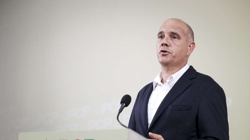 O secretario-geral do Partido Comunista  Português (PCP), Paulo Raimundo, presta declarações a propósito do Orçamento do Estado para 2025 na sede do partido em Lisboa, 02 de outubro de 2024. FILIPE AMORIM/LUSA