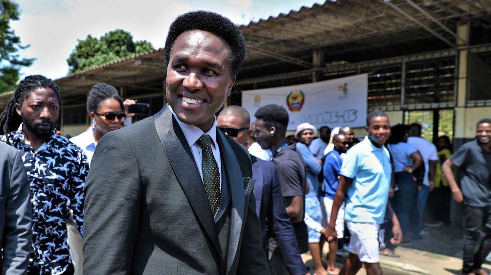 epa11650574 Presidential candidate Venancio Mondlane (C), supported by Podemos, arrives before casting his vote at a polling station in Maputo, Mozambique, 09 October 2024. More than 17.1 million Mozambican voters will choose the President of the Republic, provincial assemblies and their governors, and 250 members of the Assembly of the Republic. The National Elections Commission (CNE) approved lists of 35 political parties running for the Assembly of the Republic and 14 political parties and groups of citizen voters for provincial assemblies.  EPA/LUISA NHANTUMBO