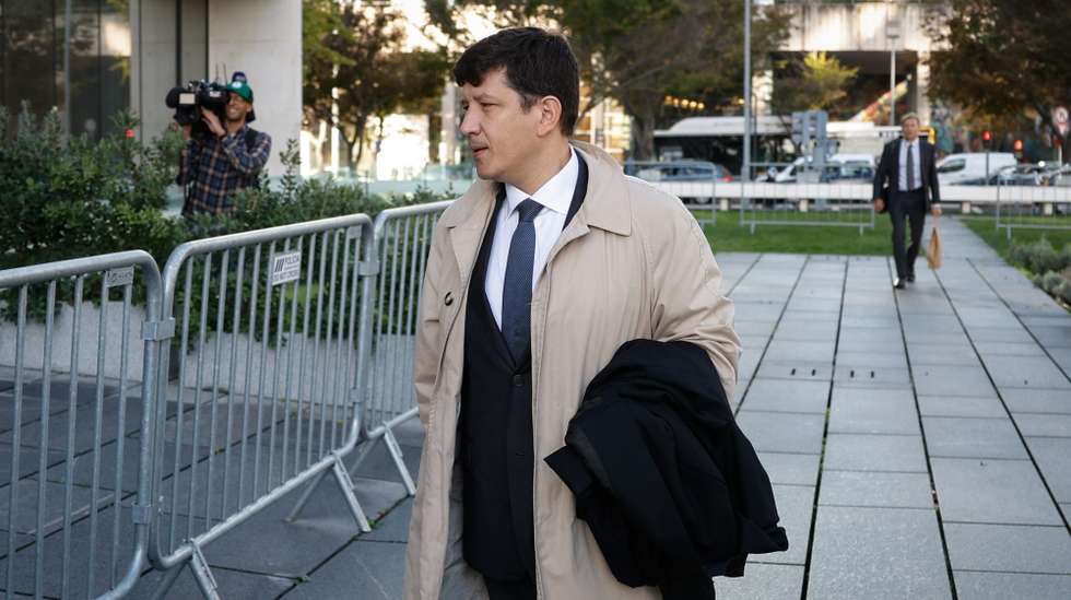 Adriano Squilacce, advogado do antigo CEO do Banco Espírito Santo, Ricardo Salgado (ausente da foto), à chegada para o julgamento do processo BES/GES, no Campus de Justiça, em Lisboa, 16 de outubro de 2024. ANTÓNIO PEDRO SANTOS/LUSA