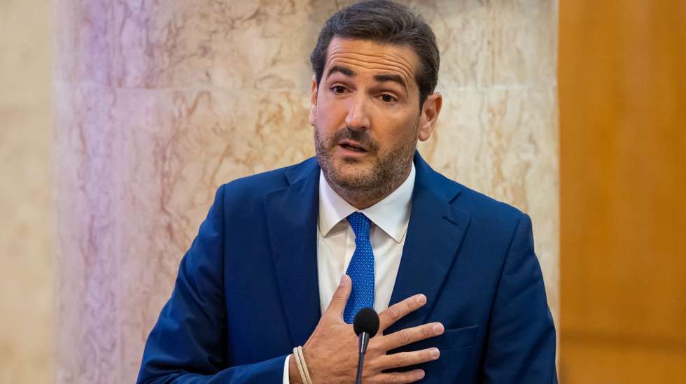 O líder parlamentar do Partido Social Democrata (PSD), Hugo Soares, usa da palavra durante a sessão de abertura das Jornadas Parlamentares conjuntas do PSD/CDS-PP, na Assembleia da República, em Lisboa, 30 de setembro de 2024. JOSE SENA GOULAO/LUSA