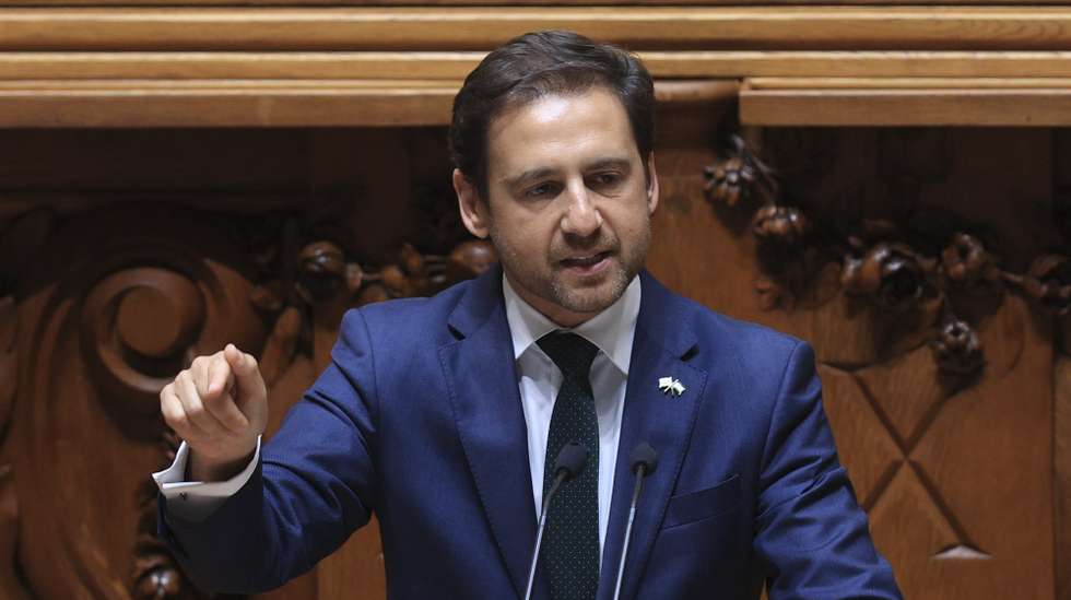 O deputado do Chega, Pedro  Frazão, intervém durante a sessão plenária de discussão do programa de Governo,com a presença do primeiro-ministro, Luís Montenegro (ausente na foto), na Assembleia da República, em Lisboa, 11 de abril de 2024. ANTÓNIO COTRIM/LUSA