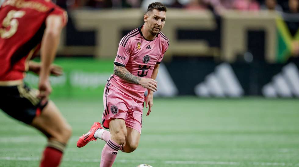 epa11613046 Inter Miami forward Lionel Messi in action against the Atlanta United during the second half of a MLS soccer match between Inter Miami and Atlanta United in Atlanta, Georgia, USA, 18 September 2024.  EPA/ERIK S. LESSER