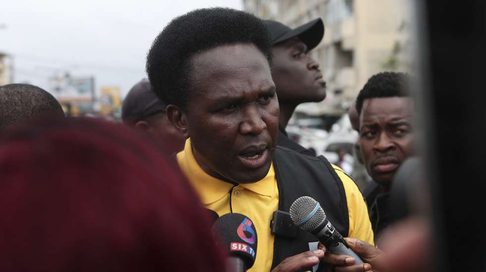 O candidato presidencial Venâncio Mondlane (C) fala aos jornalistas, em Maputo, Moçambique, 21 de outubro de 2024. A Polícia moçambicana lançou hoje gás lacrimogéneo contra o local onde o candidato presidencial Venâncio Mondlane fazia declarações aos jornalistas, a apelar à calma no âmbito da marcha que convocou, obrigando o político a fugir. LUÍSA NHANTUMBO/LUSA