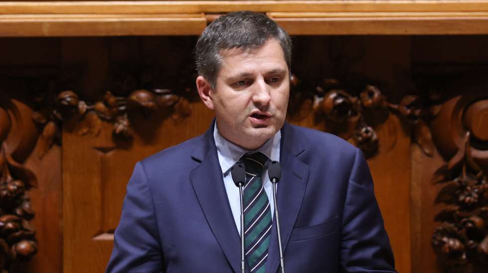 O deputado do PSD, João Vale e Azevedo, intervém na sessão plenária de interpelação ao Governo sobre o "Passe Ferroviário Nacional e investimento na ferrovia em Portugal", na Assembleia da República, em Lisboa, 10 de outubro de 2024. ANTÓNIO COTRIM/LUSA