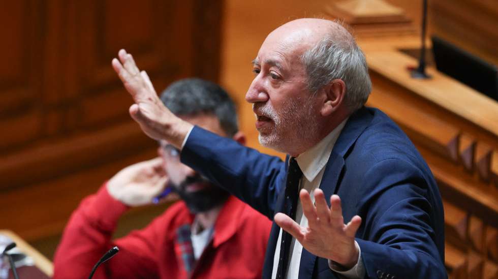 O deputado do Partido Comunista Português (PCP) António Filipe intervém no debate sobre o Relatório Anual de Segurança Interna - 2023, na Assembleia da República, em Lisboa, 27 de setembro de 2024. TIAGO PETINGA/LUSA